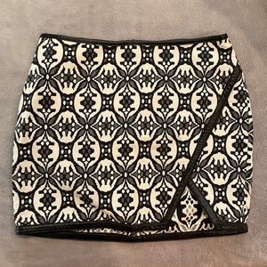 Express- black patterned mini skirt, size 6